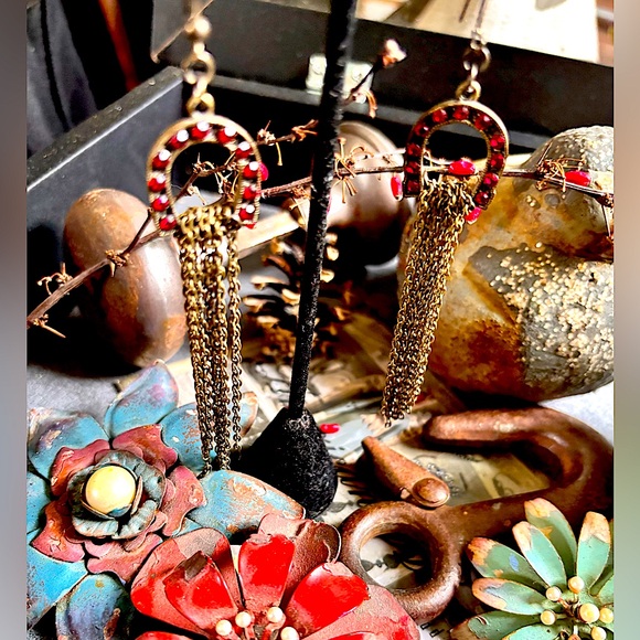 VTG Equestrian Western Antique Gold Dangel Chain Red Crystal Horseshoe Earrings - Picture 5 of 9